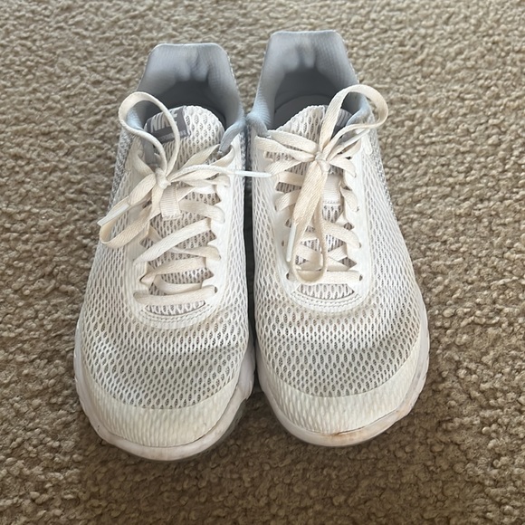 Womens size 8 Nike flex experience run 6, grey/white shoes. - Picture 4 of 5